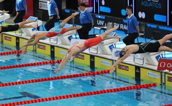 10月18日，中國(guó)選手張雨霏（右二）在女子50米自由泳預(yù)賽中出發(fā)。新華社記者 方喆 攝