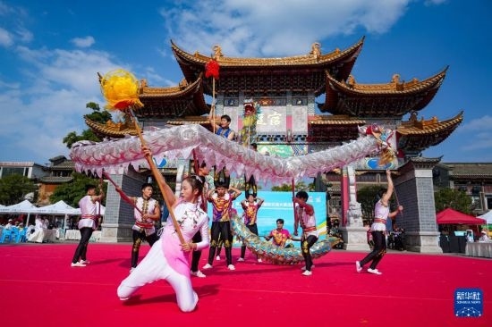 10月19日，四川師范大學舞龍隊在傳統(tǒng)舞龍項目中比賽，最終他們獲得該項目銀獎。