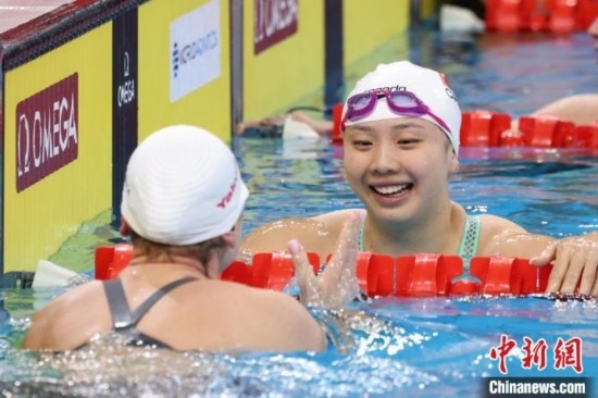 10月19日晚，2024年世界泳聯(lián)游泳世界杯上海站結(jié)束第二個(gè)比賽日的爭(zhēng)奪。圖為中國(guó)選手唐錢(qián)婷在女子100米蛙泳決賽中。 中新社記者 湯彥俊 攝