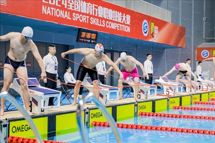 參賽選手在游泳救生項目比賽中。賽事主辦方供圖