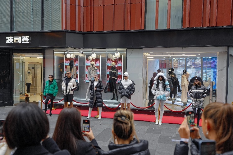 模特在波司登倫敦旗艦店門前展示新款羽絨服。主辦方供圖