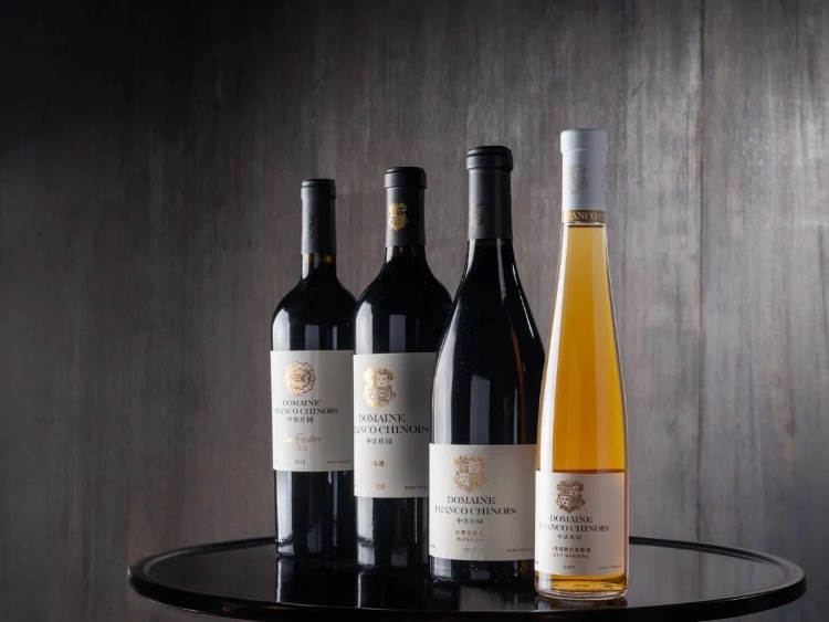 活動現(xiàn)場推介了懷來中法莊園珍藏馬瑟蘭干紅、小芒森甜白等優(yōu)質(zhì)葡萄酒。主辦方供圖