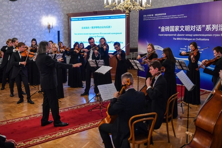 2024年9月24日，在俄羅斯喀山，俄羅斯喀山室內(nèi)樂(lè)團(tuán)演奏傳統(tǒng)曲目?！敖鸫u國(guó)家文明對(duì)話”系列活動(dòng)24日在俄羅斯喀山舉行，來(lái)自中國(guó)、俄羅斯、巴西、印度、南非、伊朗等金磚國(guó)家的相關(guān)機(jī)構(gòu)、各領(lǐng)域?qū)＜覍W(xué)者及青年代表等300多人參加。新華社記者 曹陽(yáng) 攝