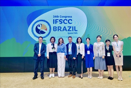 百雀羚集團高層與研發(fā)團隊。受訪方供圖