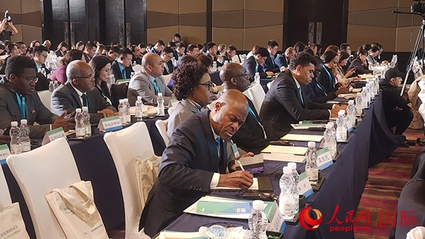 與會來賓在認真記錄。人民網(wǎng)記者 萬宇攝