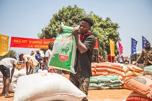 村民們興高采烈地把種子和化肥搬回家。中鐵資源供圖