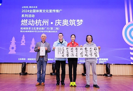 王麗萍與藝術(shù)家們共同創(chuàng)作主題作品。主辦方供圖