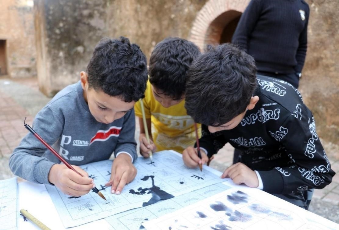 一起學(xué)書法。拉巴特中國文化中心供圖