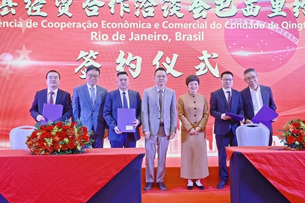 企業(yè)家在活動現(xiàn)場參與項(xiàng)目簽約儀式。人民網(wǎng)記者 陳海琪攝