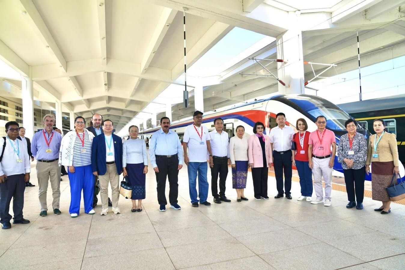 東盟議會聯(lián)盟大會代表團與中老鐵路“瀾滄號”動車合影留念。老中鐵路有限公司供圖