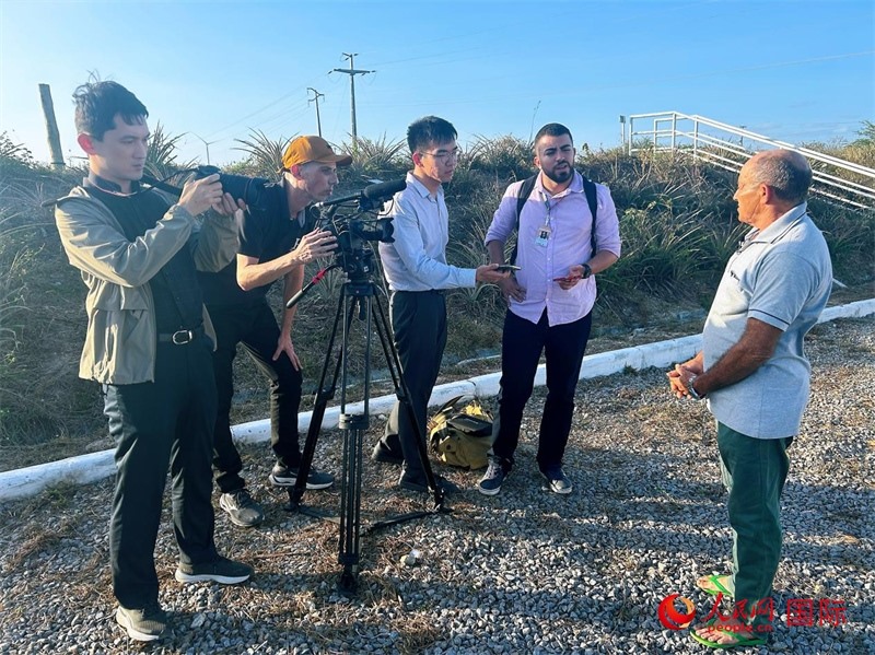 聯(lián)合采訪團(tuán)正在采訪因苦咸水淡化項目受益的當(dāng)?shù)孛癖?。人民網(wǎng)記者 陳一鳴攝