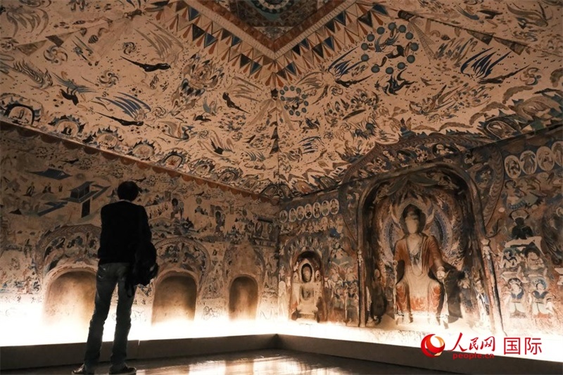 觀眾仿佛置身于數(shù)字復原的敦煌第285窟。人民網(wǎng)記者 尚凱元攝 