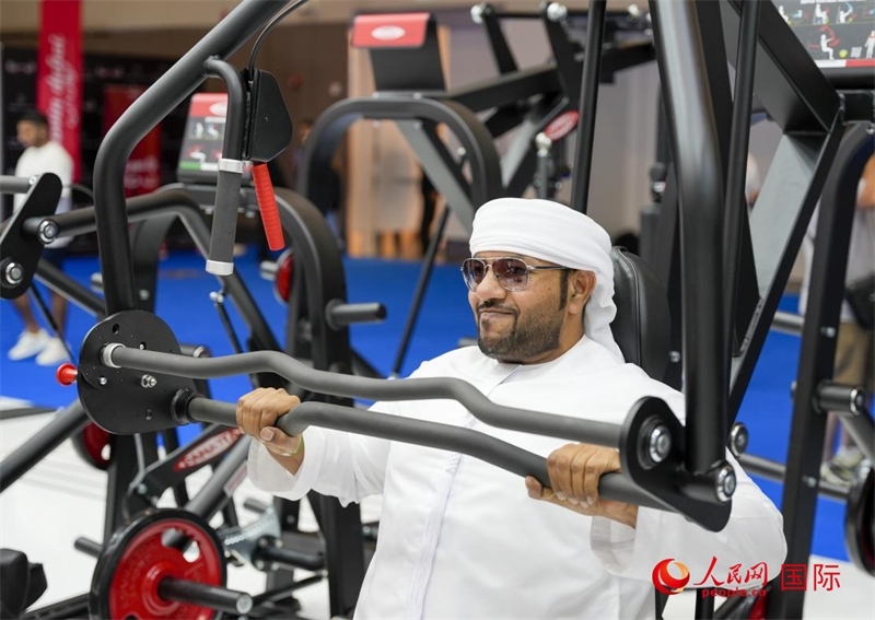 一名觀眾在體驗健身器材。人民網(wǎng)中東中心分社塔里克·易卜拉欣攝
