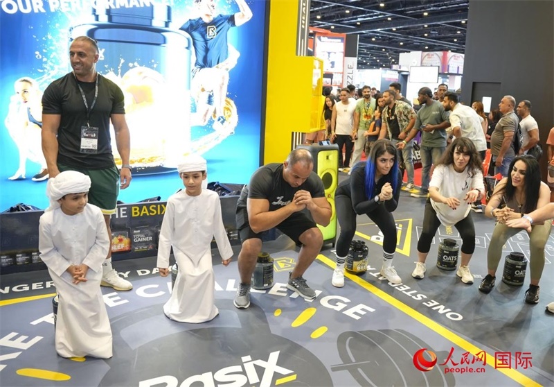 觀眾參加“蹲馬步”比賽。人民網(wǎng)中東中心分社塔里克·易卜拉欣攝