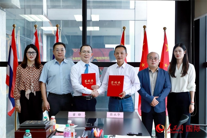 會(huì)談現(xiàn)場(chǎng)。左三為泰中僑商聯(lián)合會(huì)副主席董峰；右三為浙江大學(xué)光華法學(xué)院黨委書記張永華。人民網(wǎng)記者 簡(jiǎn)承淵攝