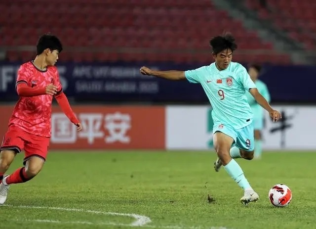 國少隊(duì)球員魏祥鑫（右）比賽中傳球。新華社記者 李鋼攝