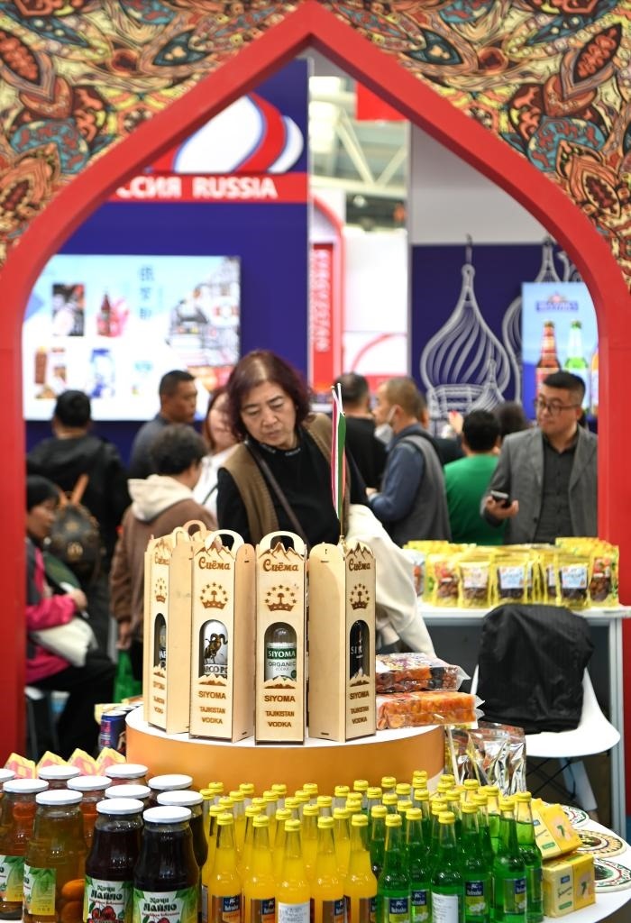 10月25日，觀眾在楊凌農(nóng)高會(huì)上合組織國(guó)家農(nóng)業(yè)展區(qū)了解農(nóng)產(chǎn)品。新華社記者 鄒競(jìng)一 攝