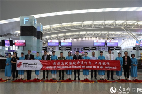 中國駐越南大使館經(jīng)商處參贊李振民等兩國嘉賓為儀式剪彩。 人民網(wǎng)記者 楊曄攝