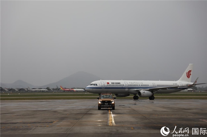 國航上?！觾?nèi)首班飛機(jī)抵達(dá)河內(nèi)內(nèi)排機(jī)場。人民網(wǎng)記者 楊曄攝