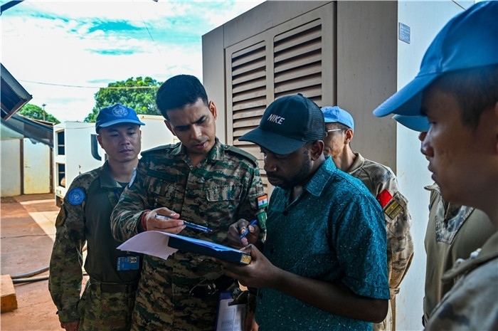 核查發(fā)電設(shè)備。鄧原淘攝
