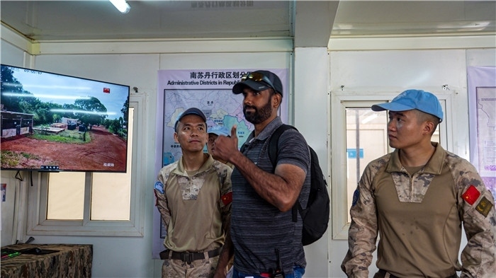 核查官員稱贊。王軍杰攝