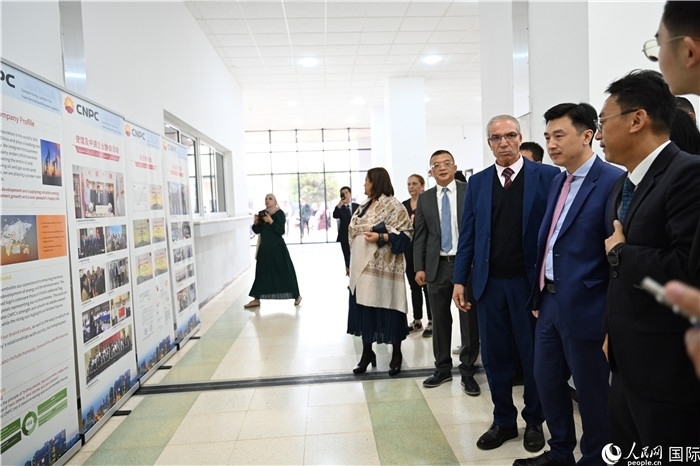 中企向阿爾及利亞大學(xué)捐贈(zèng)電教設(shè)備圖片展。人民網(wǎng)記者 郝瑞敏攝