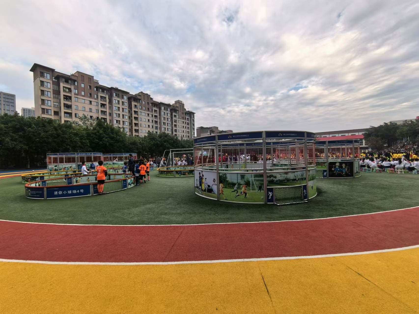 珊瑚魯能小學(xué)里的迷你足球場(chǎng)。 人民網(wǎng)記者 楊磊攝