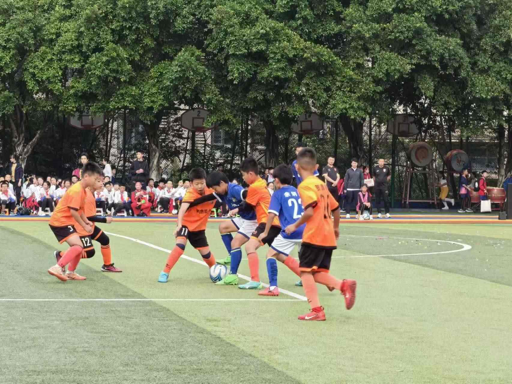 珊瑚魯能小學(xué)的學(xué)生們?cè)谶M(jìn)行足球比賽。 人民網(wǎng)記者 楊磊攝