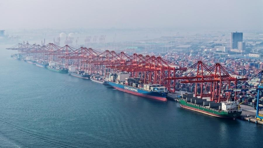 在廣西欽州港碼頭，多艘海輪在排隊卸貨（無人機照片，2024年3月28日攝）。新華社記者 張愛林 攝