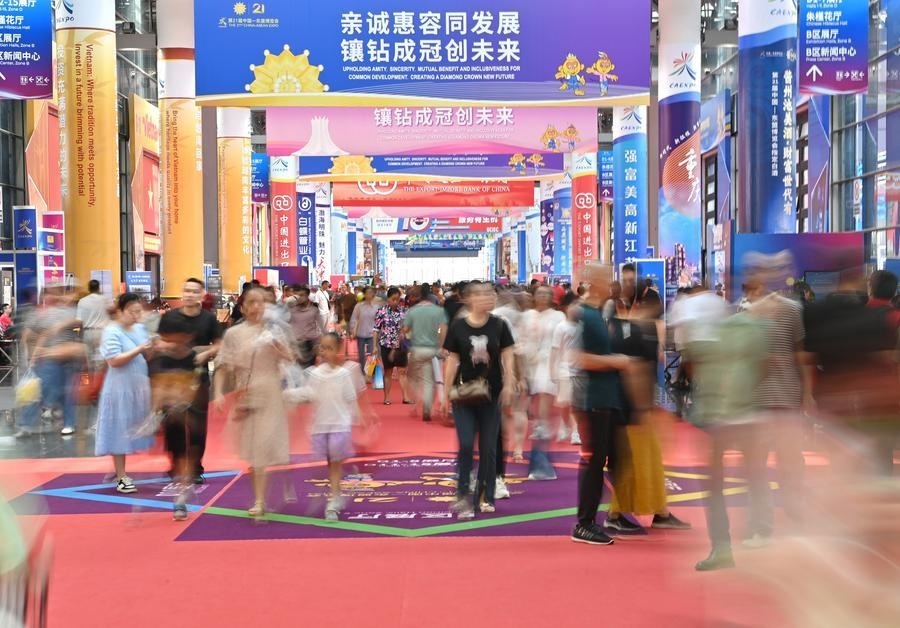 2024年9月28日，觀眾在廣西南寧市舉行的第21屆中國—東盟博覽會上參觀。新華社記者 周華 攝