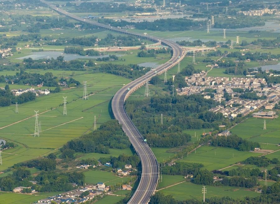 俯瞰四川天府新區(qū)至邛崍高速公路一角（2024年7月2日攝，無人機照片）。新華社記者 江宏景 攝