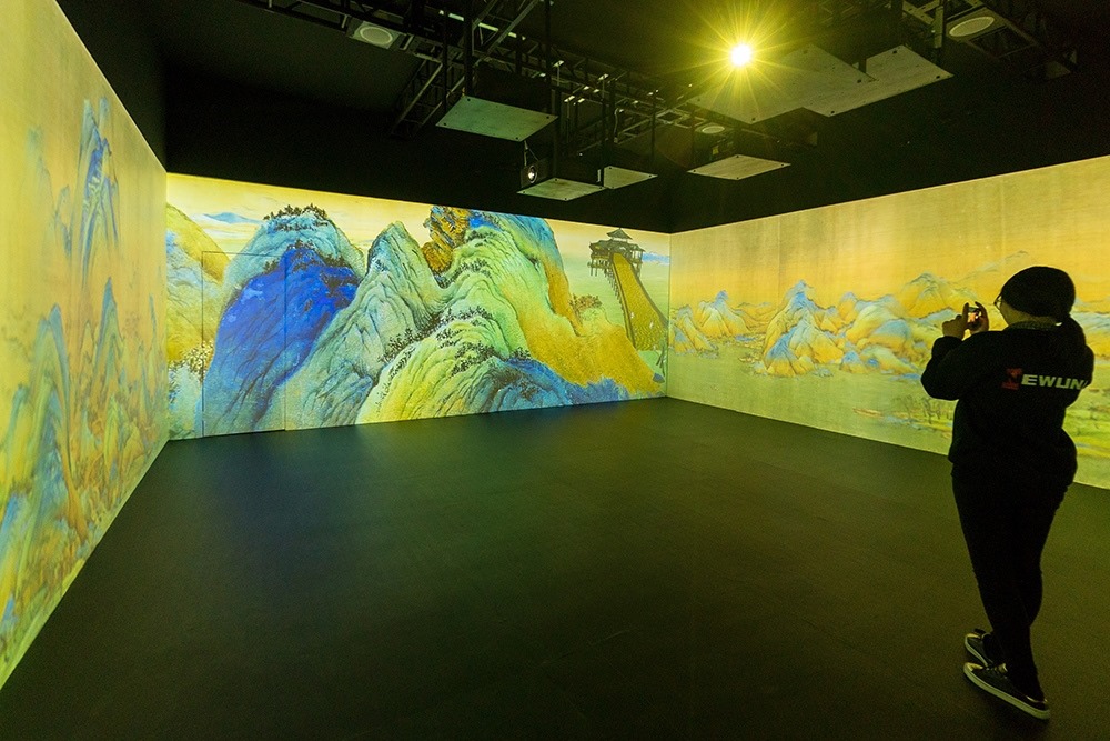 2019年1月29日，上海，市民在“千里江山圖科技藝術(shù)展”上參觀北宋名畫(huà)《千里江山圖》的AR全景展示并打卡拍照。