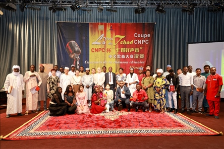 選手、評委、組委會工作人員共同與頒獎嘉賓合影。中國石油非洲公司供圖