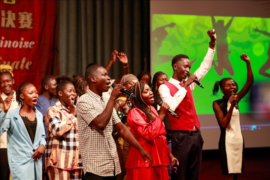 孔子學院的同學們演唱中文歌曲《明天會更好》。中國石油非洲公司供圖