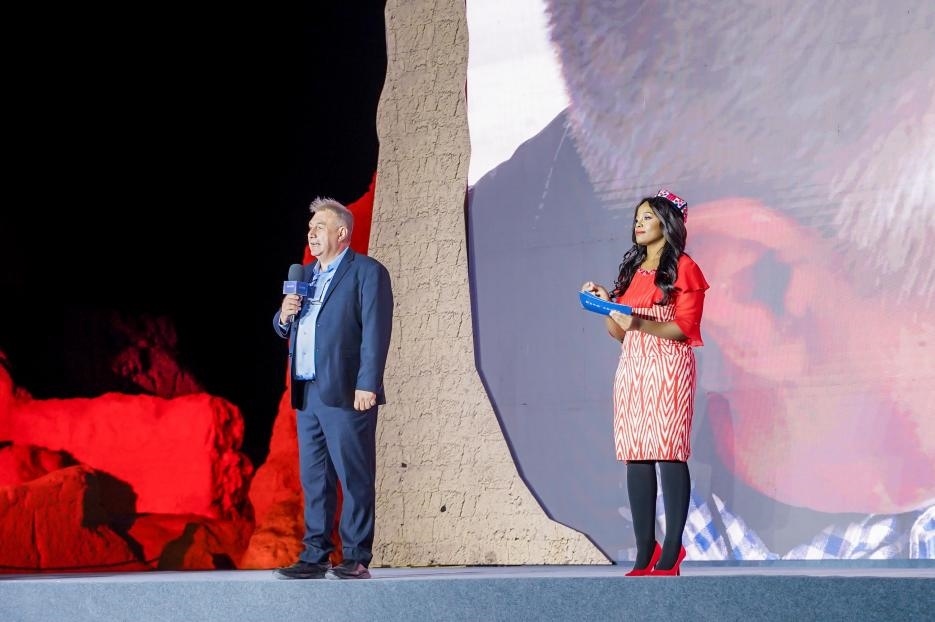 丹尼（左一）在“何以中國·五星出東方”網(wǎng)絡主題宣傳活動現(xiàn)場演講。人民視頻供圖