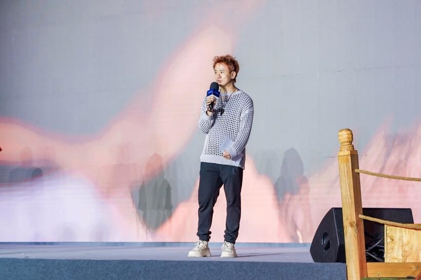 安鐘旭在“何以中國·五星出東方”網(wǎng)絡主題宣傳活動現(xiàn)場演講。人民視頻供圖