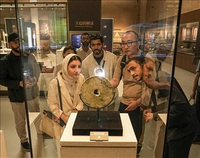 阿聯(lián)酋青年在良渚文化博物院參觀。中國(guó)銀行供圖