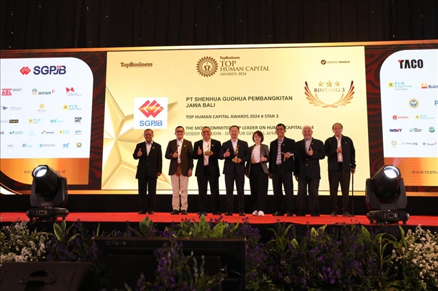 國能印尼爪哇發(fā)電公司董事長趙志剛（左四）與其他獲獎?wù)吆嫌?。國能印尼爪哇發(fā)電公司供圖