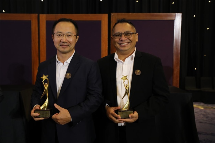 趙志剛與多迪獲獎后合影。國能印尼爪哇發(fā)電公司供圖