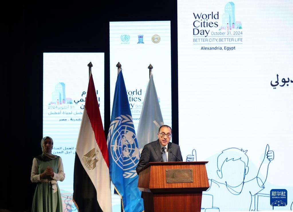 10月31日，在埃及亞歷山大，埃及總理馬德布利在活動上致辭。新華社記者 王東震 攝