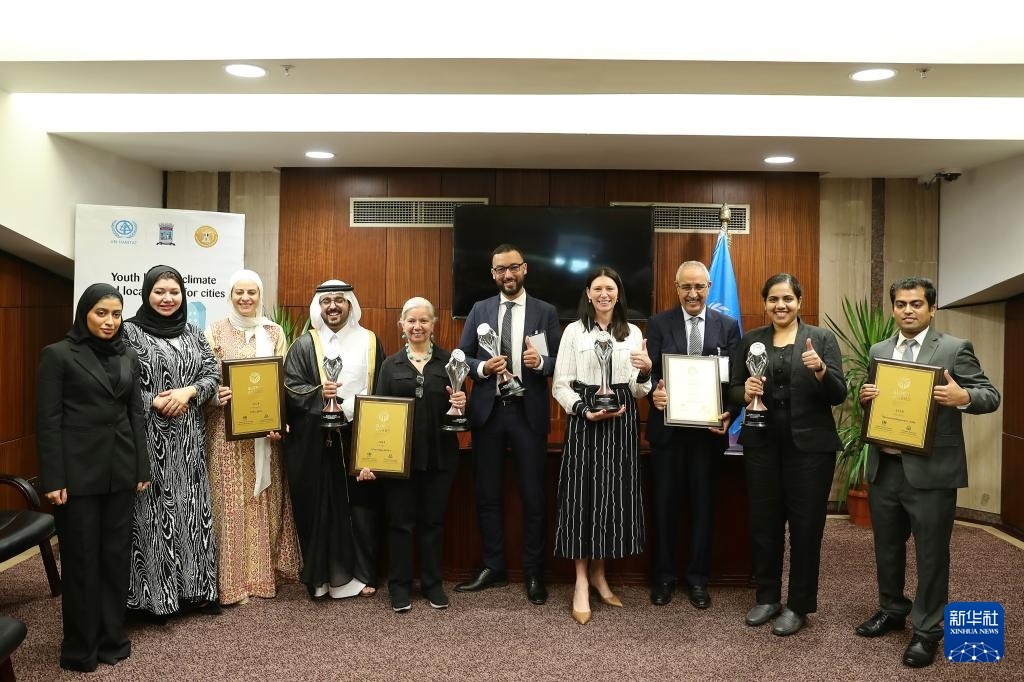 10月31日，在埃及亞歷山大，獲得第二屆全球可持續(xù)發(fā)展城市獎（上海獎）的城市代表合影。新華社記者 王東震 攝