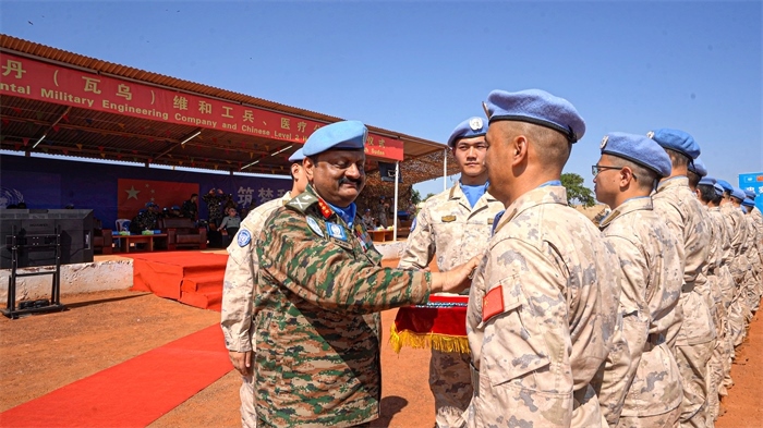 聯(lián)南蘇團(tuán)部隊司令莫漢中將為維和官兵授勛。秦貴君攝