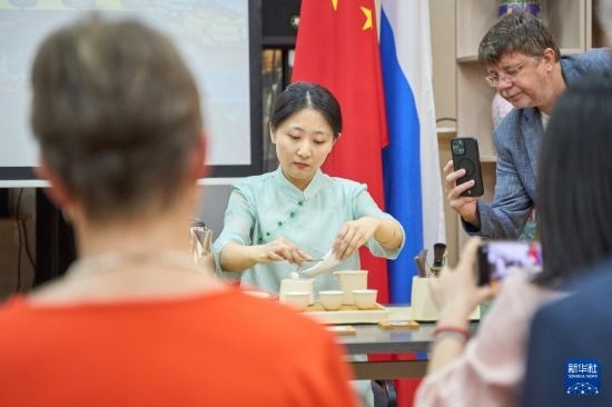 這是11月2日在俄羅斯符拉迪沃斯托克的活動(dòng)現(xiàn)場拍攝的茶藝表演。新華社發(fā)（郭飛洲攝）