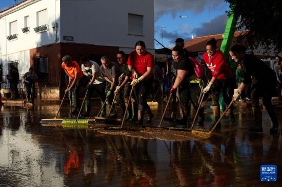 11月2日，居民在西班牙烏鐵爾清理房屋。新華社記者 孟鼎博 攝