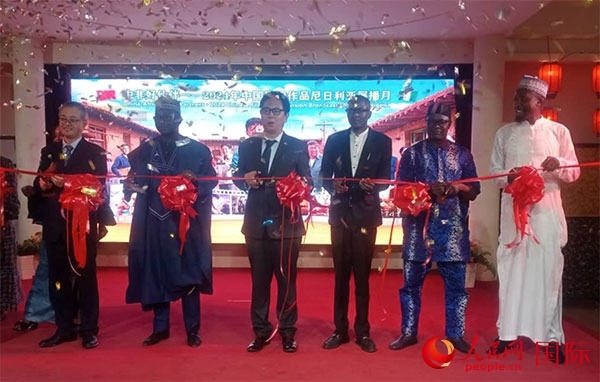 嘉賓們?yōu)橛耙曊共ピ禄顒蛹舨?。人民網(wǎng)記者 姜宣攝