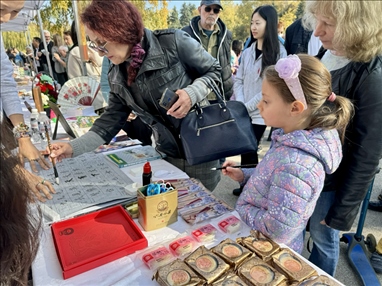 活動(dòng)現(xiàn)場(chǎng)外賓體驗(yàn)中國(guó)書(shū)法。 中國(guó)駐保加利亞大使館供圖。