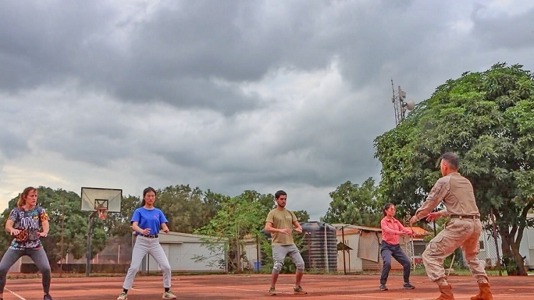 認(rèn)真學(xué)習(xí)動(dòng)作。孫亞斌 攝