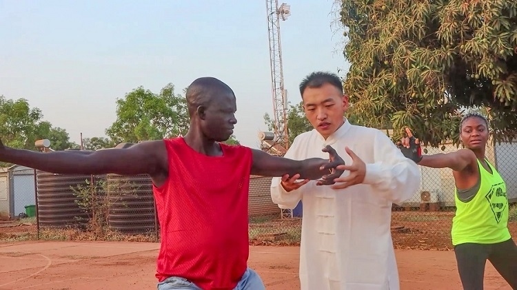 細(xì)心指導(dǎo)動(dòng)作。馬騫攝