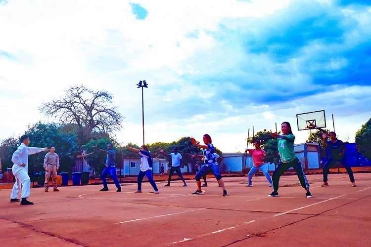 示范標(biāo)準(zhǔn)動(dòng)作。鄧原淘攝