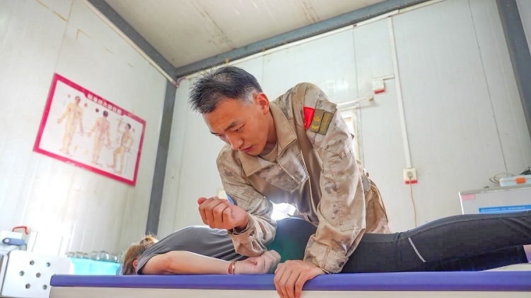 體驗(yàn)中醫(yī)推拿。王軍杰攝